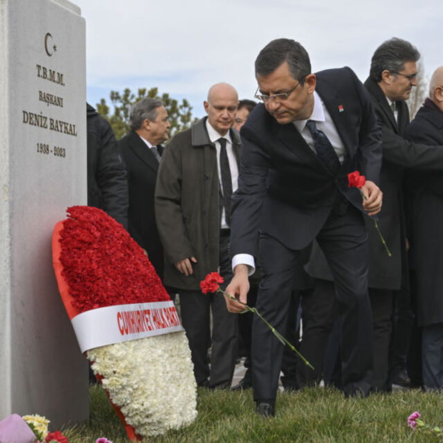 Deniz Baykal, mezarı başında anıldı
