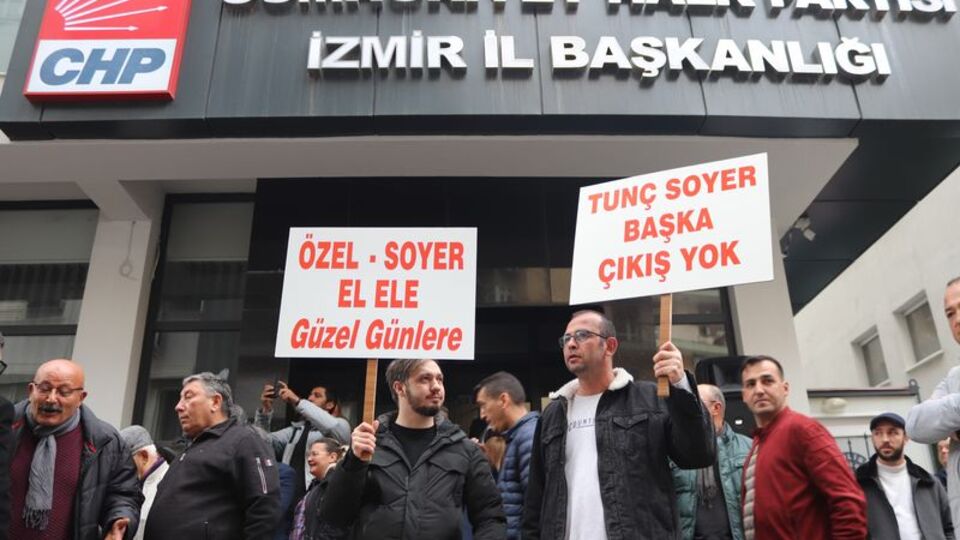 Tunç Soyer destekçilerinden CHP İzmir İl Başkanlığı önünde protesto!