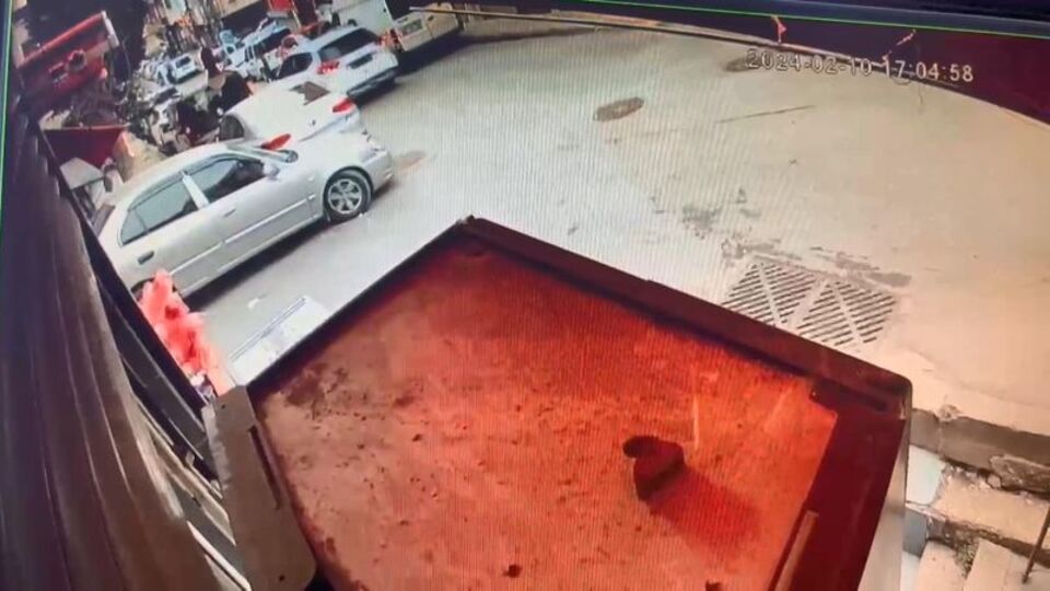 AK Parti seçim çalışması sırasında düzenlenen saldırıda yeni görüntü!