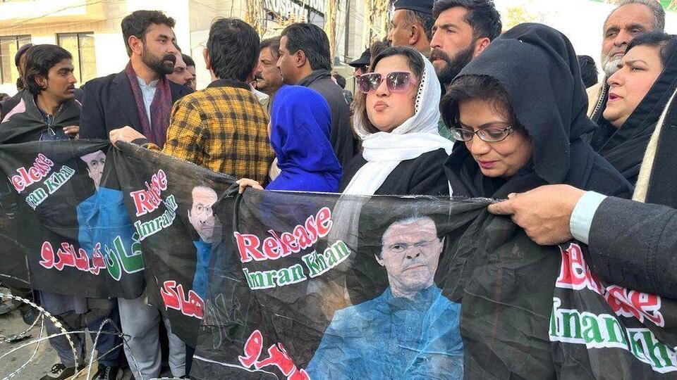 Pakistan seçimleri: Nihai sonuçlara göre İmran Han'ın desteklediği bağımsız adaylar birinci