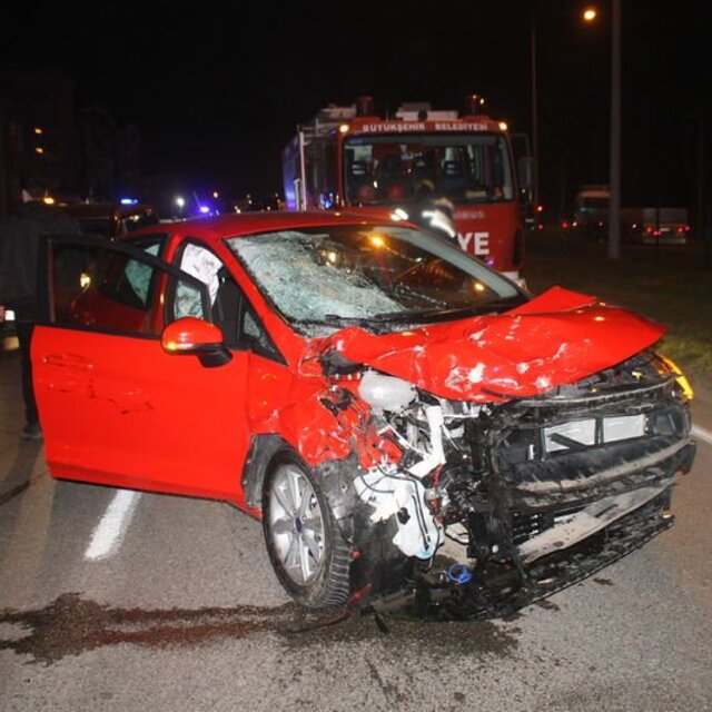 Otomobille motosiklet çarpıştı: 1 ölü, 3 yaralı