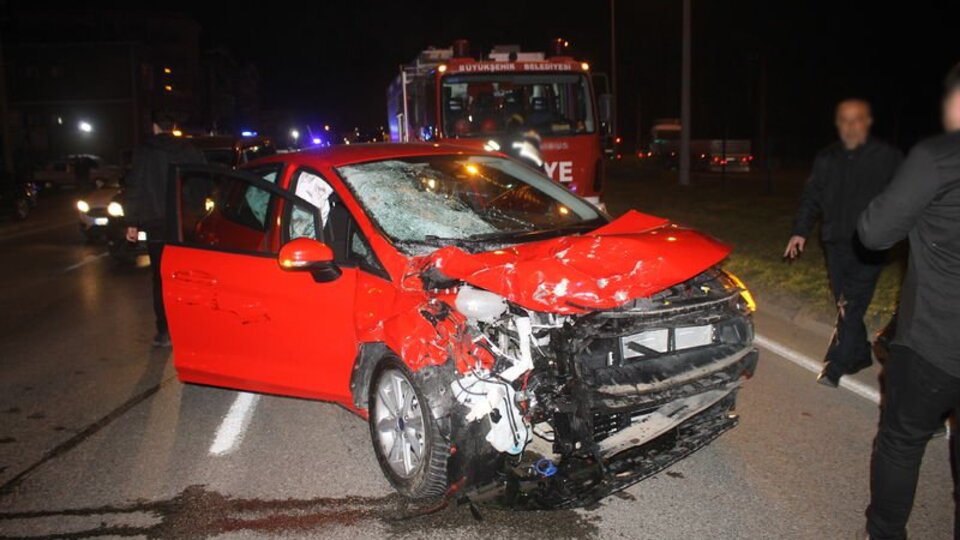 Otomobille motosiklet çarpıştı: 1 ölü, 3 yaralı
