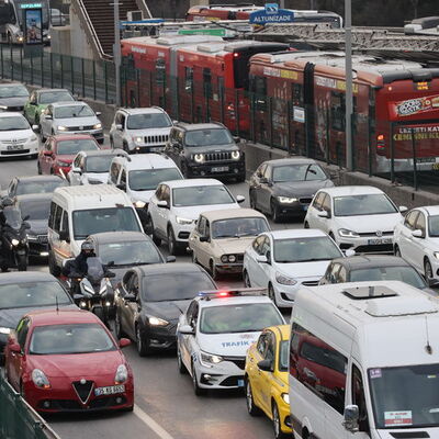 İstanbul'da yağış trafiği kilitledi! Yoğunluk: % 81'e çıktı!