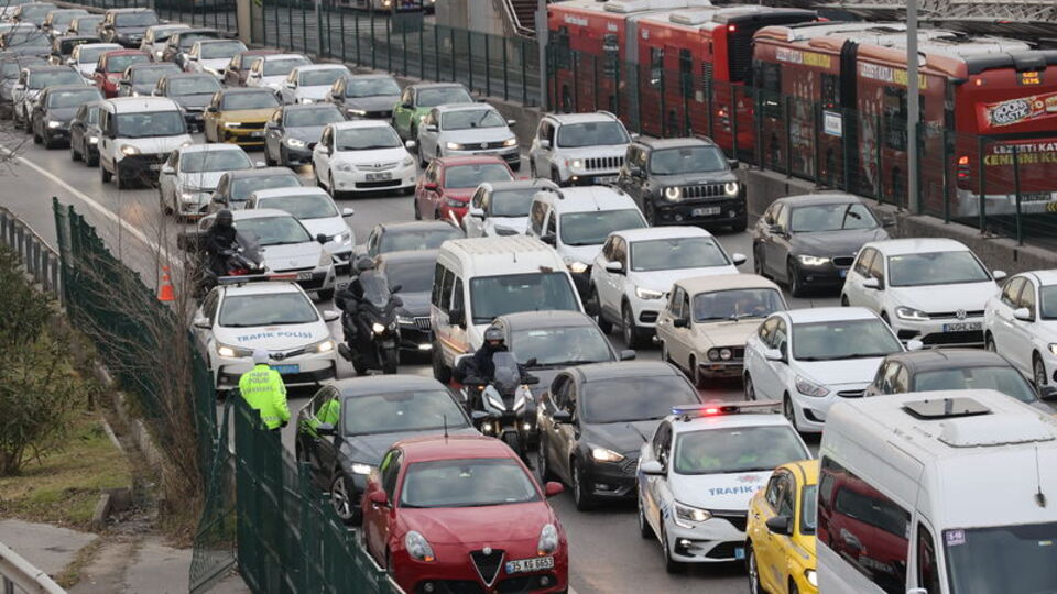 İstanbul'da yağış trafiği kilitledi! Yoğunluk: % 81'e çıktı!