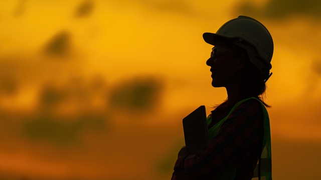  Kadınlar bareti taktı