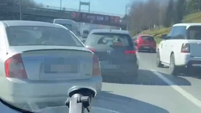 Otoyoldaki yol verme tartışmasında aniden orta şeritte durdu!