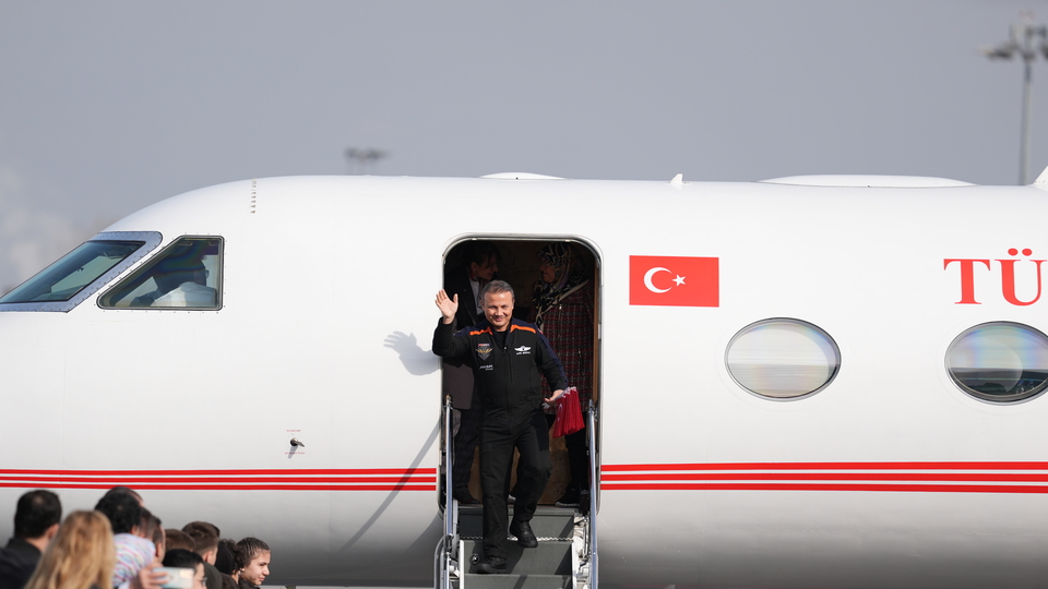 Alper Gezeravcı yurda döndü