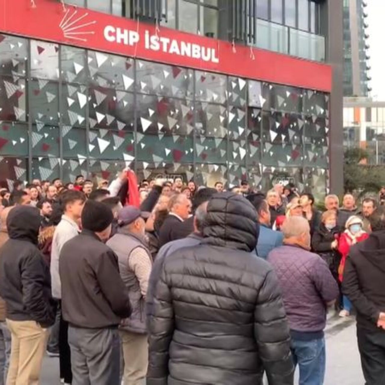 CHP İstanbul İl Başkanlığı önünde aday protestosu