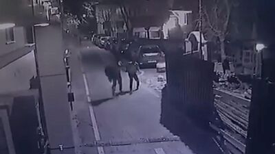 Bıçaklı soyguncuyu copla kovaladı!