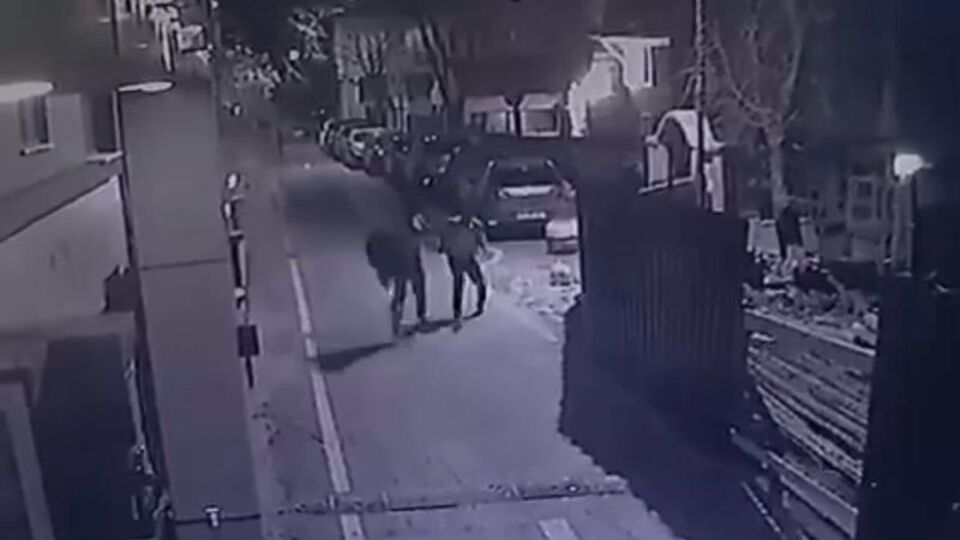 Bıçaklı soyguncuyu copla kovaladı!