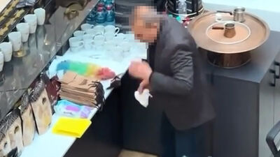 AVM'de iğrenç anlar! Fincanları tükürerek temizledi