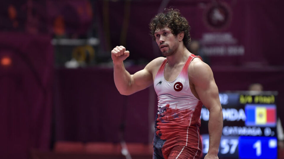 İki güreşçimiz finale yükseldi