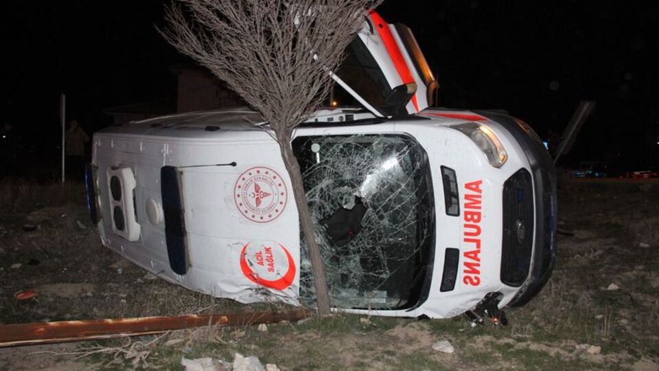 Vakaya giden ambulans kaza yaptı: 5 yaralı