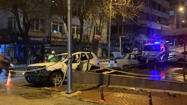 İki otomobil çarpıştı: 1 ölü, 2 yaralı