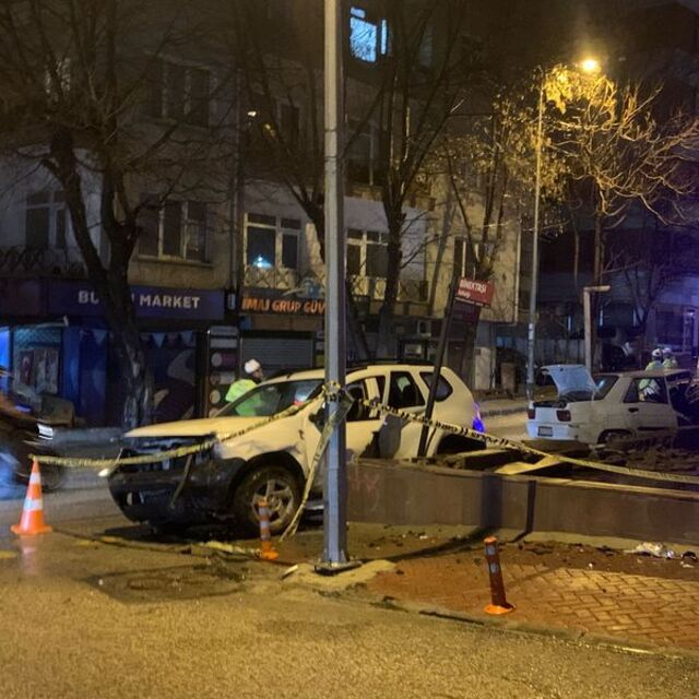 İki otomobil çarpıştı: 1 ölü, 2 yaralı