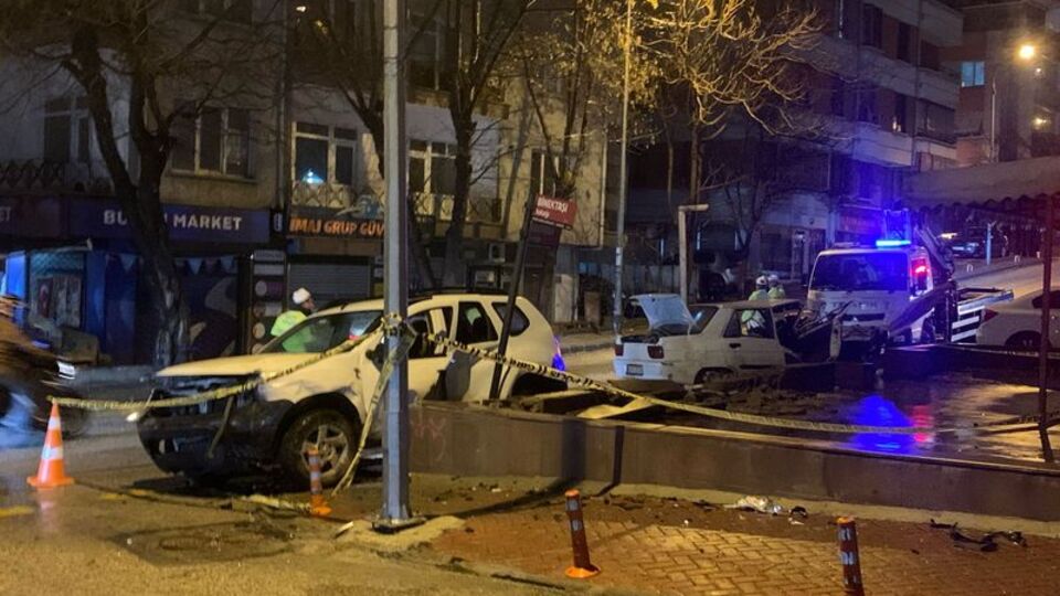 İki otomobil çarpıştı: 1 ölü, 2 yaralı