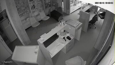 O anlar kamerada! Hırsız çelik kasanın altında kaldı!