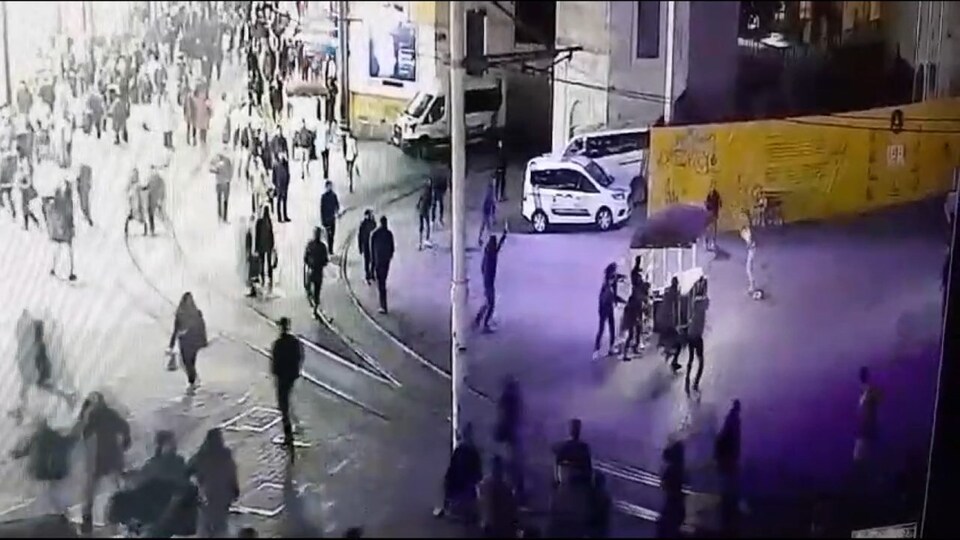 Taksim Meydanı'nda feci saldırı! Husumetlisine benzetip vurdu