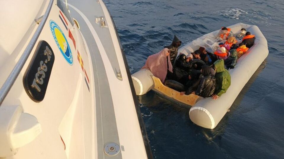 Çanakkale açıklarındaki 98 düzensiz göçmen karaya çıkarıldı