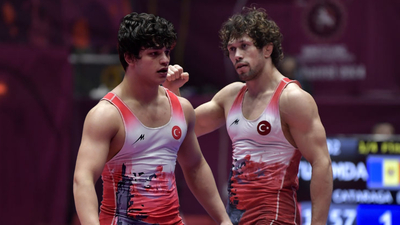 Güreşte büyük gurur! İki altın birden