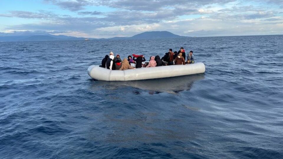 İzmir açıklarında 43 düzensiz göçmen kurtarıldı