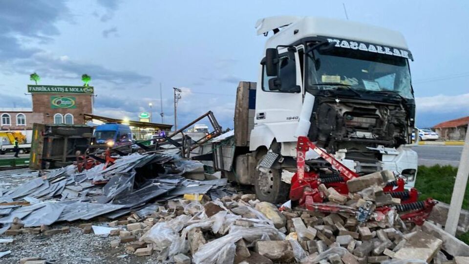 TIR, işçi minibüsüne çarptı: 9 yaralı