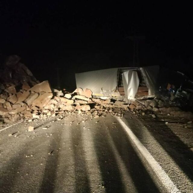 Toprak ve kaya kütleleri yola sürüklendi