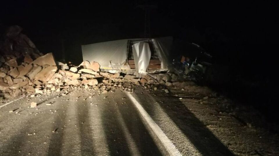 Toprak ve kaya kütleleri yola sürüklendi