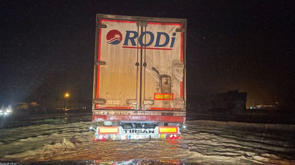 Araçlar ve evler sular altında kaldı