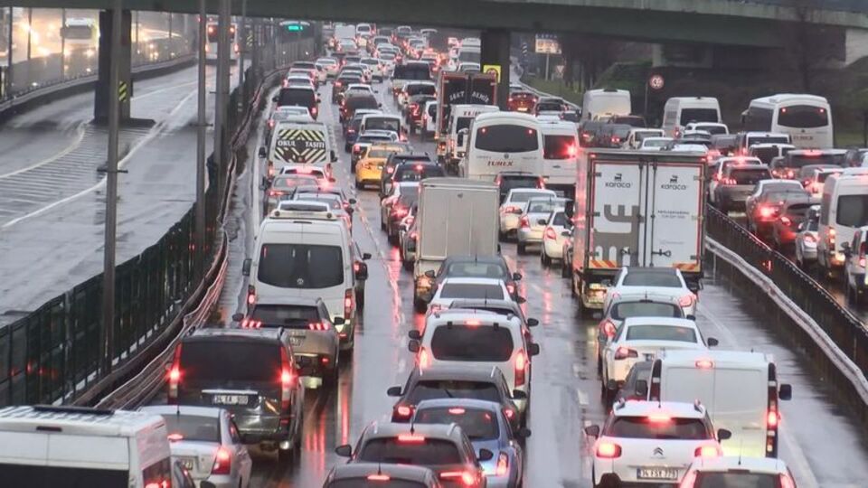 İstanbul'da sağanak trafiği felç etti!