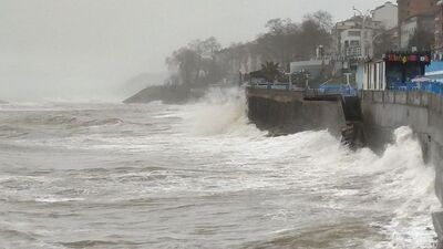 Dalga boyu 4 metreyi aştı