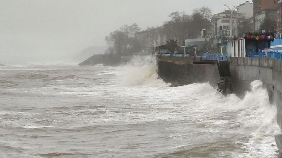 Dalga boyu 4 metreyi aştı