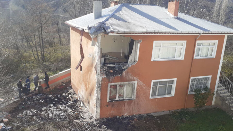 Önce kamyon sonra TIR evin üst katına uçtu