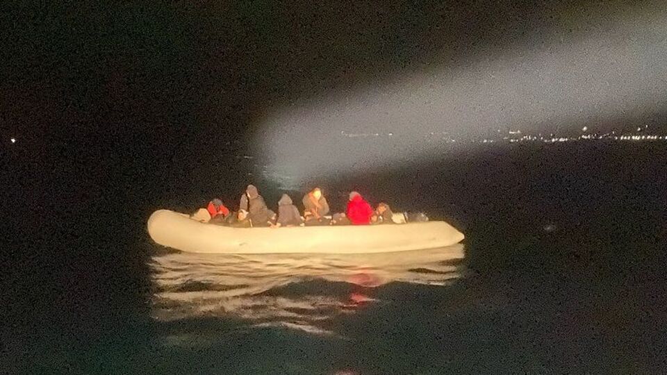 İzmir açıklarında 78 düzensiz göçmen kurtarıldı, 102'si yakalandı