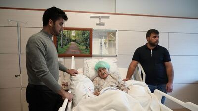 Beyin kanaması geçiren 112 yaşındaki hasta riskli operasyon sonrası sağlığına kavuştu