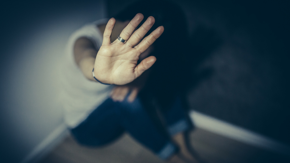 Uzaklaştırma bitince kapıyı kırıp silah çekti!