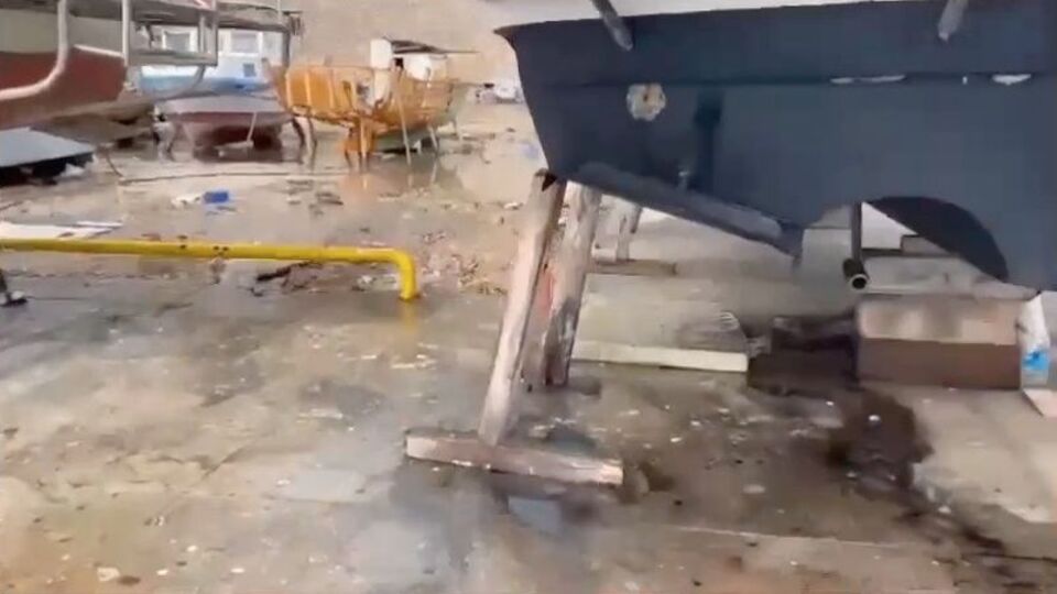 Bakımı yapılan tekne denizi kirletti!