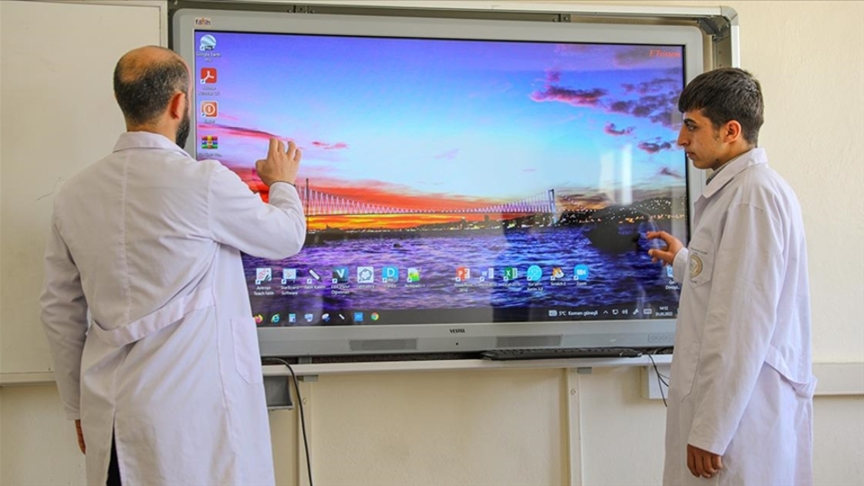 Akıllı tahta öğrencilerin başarılarını artırdı