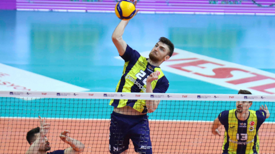 Fenerbahçe, Ziraat Bankkart'a set vermedi