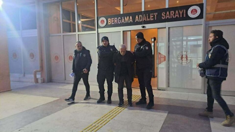 Araçta uyuşturucu ile altın sikke ele geçirildi