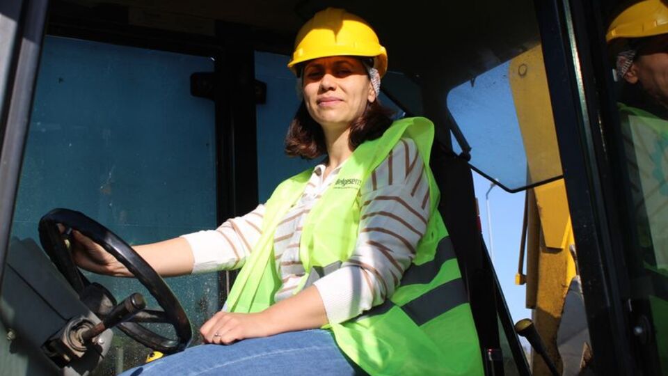 Otomobilden önce kepçe kullanmayı öğrendi