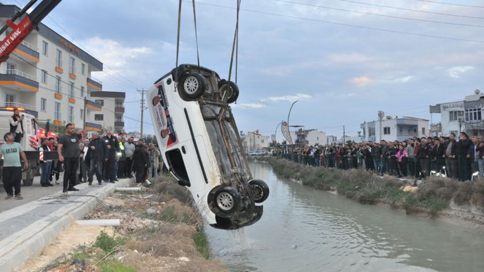 Kanala devrilen sürücü kurtulamadı!