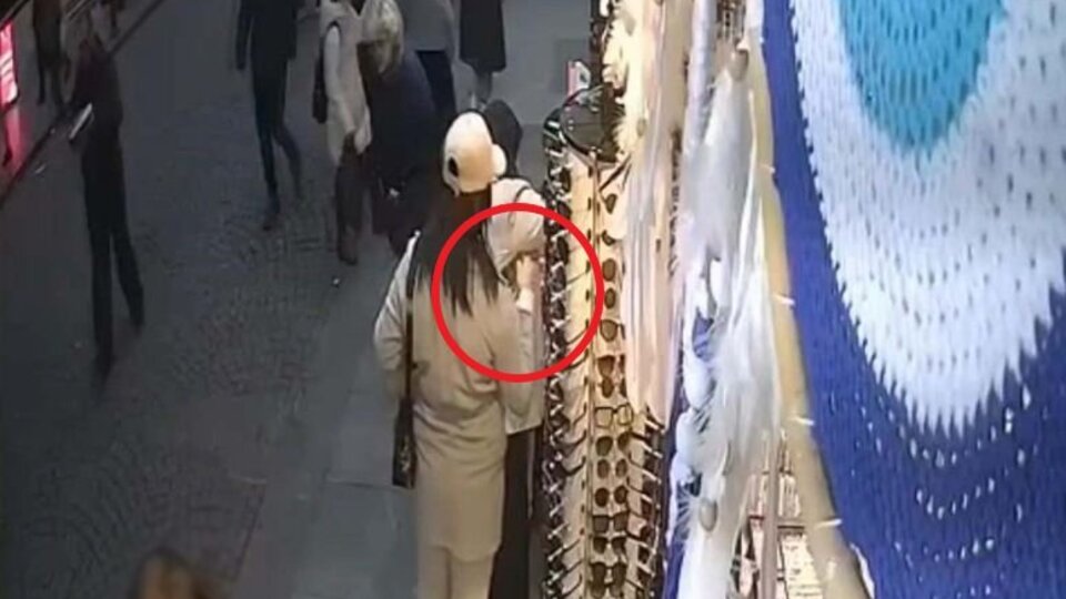 Fatih'te cep telefonu hırsızlığı kameraya yansıdı