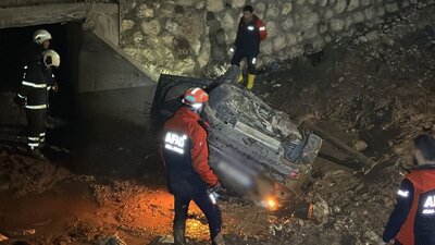 Otomobil şarampole devrildi: 1 polis öldü, 1 polis yaralandı