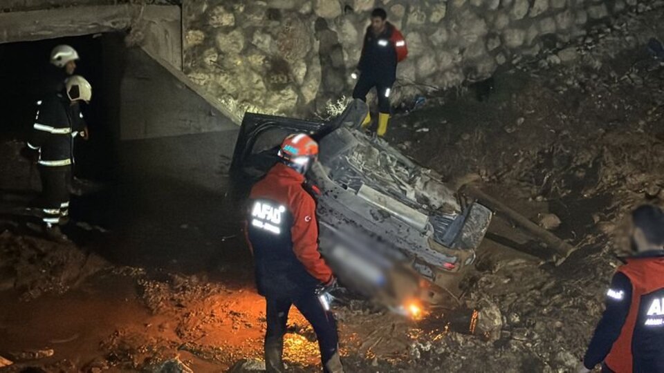 Otomobil şarampole devrildi: 1 polis öldü, 1 polis yaralandı