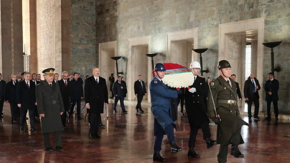 Aliyev, Anıtkabir'i ziyaret etti