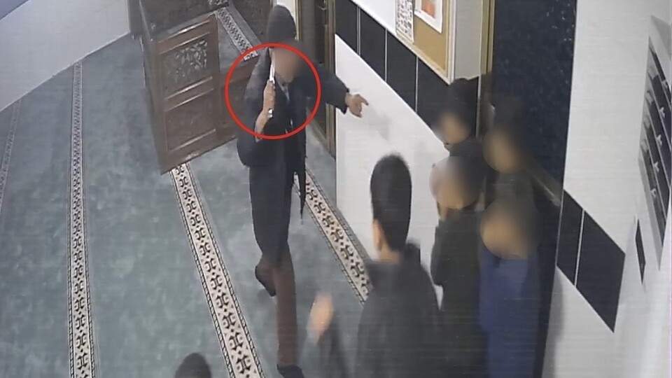 Camide oynayan çocuklara bıçak çekti!