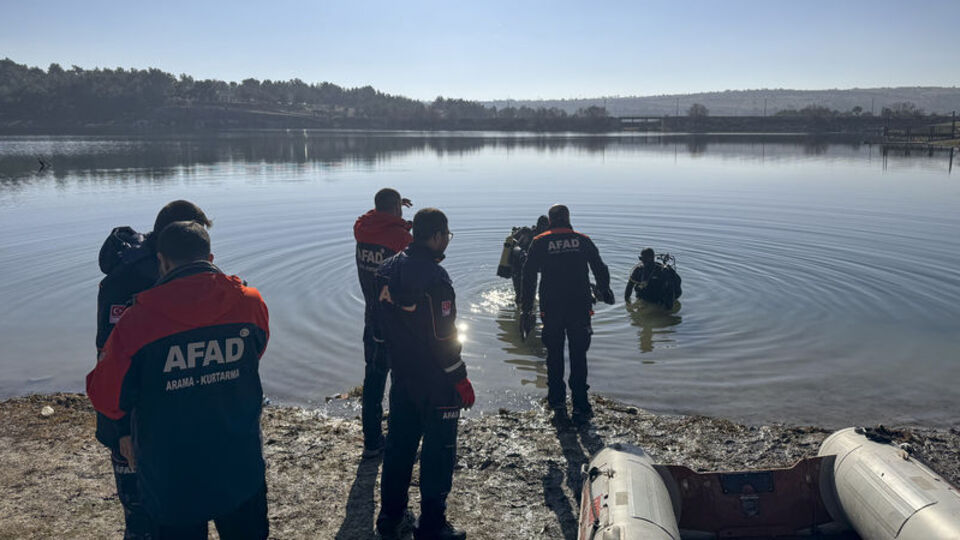Otomobil park halindeydi! Gölette feci son!