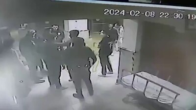 Şiddete uğrayan doktoru polis kurtardı!