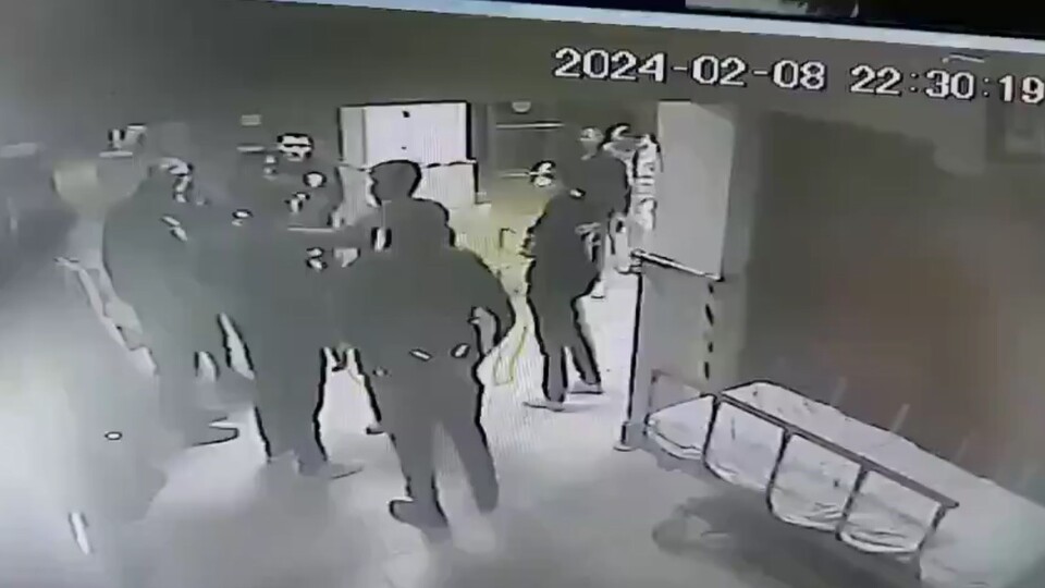 Şiddete uğrayan doktoru polis kurtardı!